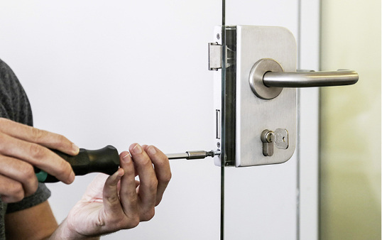 



Bild 1: Entfernen Sie in einem ersten Schritt mit einem Kreuzschlitzschraubenzieher die Schraube aus dem Schloss, um den mechanischen Zylinder zu lösen.
