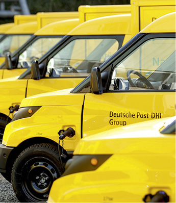 



Hinter dem Fahrzeughersteller Streetscooter verbirgt sich die Deutsche Post, die damit mangels Angebot ihren eigenen Fuhrpark auf E-Mobility umstellen will.
