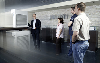 



Erfahrungsgemäß seien Veranstaltungen beim Lieferanten effektiver, weil der damit verbundene Tapetenwechsel und die ganz- oder mehrtägigen Aufenthalte bei den Teilnehmern mehr Aufnahmefähigkeit mit sich bringen, so Vertriebsleiter Markus Bandt.
