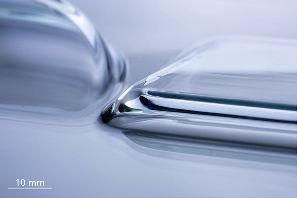 
Hier eine mit der neuen laserunterstützten Technologie geformte Flachglasscheibe mit sehr kleinen Radien. Aktuell lassen sich am IWM Gläser bis zu einer Kantenlänge von 1000 mm bearbeiten und beidseitig formen.



