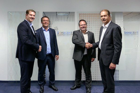 Über die Neugründung der Hegla boraident freuen sich (v.l.) Jochen H. Hesselbach (Vorsitzender der Hegla-Geschäftsführung), Dr. Johann Dorner (Vertriebsleitung Hegla boraident), Dr. Thomas Rainer (Leitung Technik Hegla boraident), Bernhard Hötger (GF Hegla Beverungen und Hegla Kretzschau).