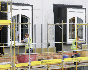 



Nicht alle Fenster, die in Deutschland eingebaut werden, stammen tatsächlich auch aus deutscher Produktion. Das muss bei den erfreulichen Prognosen immer beachtet werden. Im Bild: Fenstermontage am Berliner Schloss.
