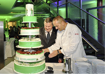 



Dr. Heyo Schmiedeknecht, Aufsichts- und Beiratsvorsitzender der Salamander-Gruppe, schneidet die riesige Geburtstagstorte an.
