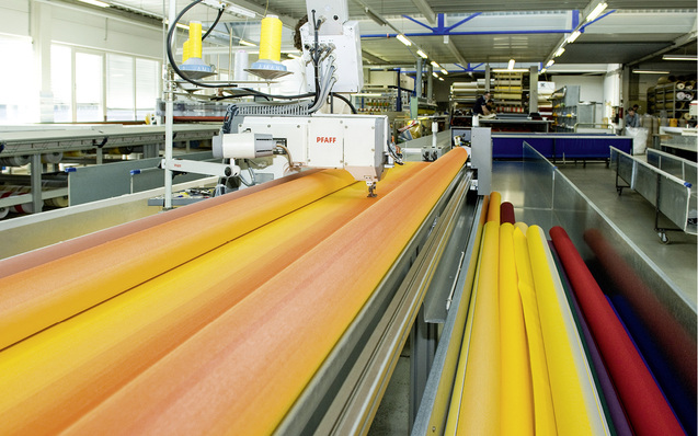 



In der Tuchnäherei konnte durch die Digitalisierung der Aufwand an Produktionspapieren schon deutlich reduziert werden.
