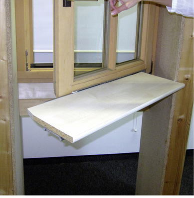 



Beim Öffnen des Fensters schiebt sich das Fensterbrett über die Führungsschiene nach vorne – ohne an der Laibung der Anschlagseite zu reiben.
