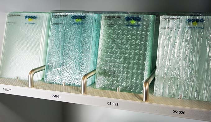 Die Glasmuster werden von Cura Glass im Format von 10 x 15 cm in einem speziell entwickelten Musterkarton verpackt und versendet.
