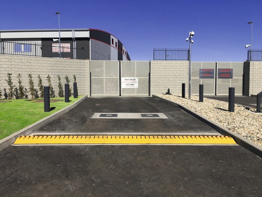 Die sogenannten Reifenkiller erlauben das Überfahren nur in eine Richtung.