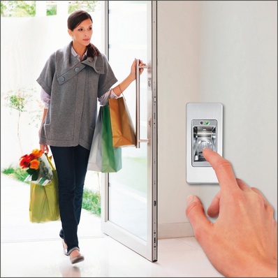 Auch mit Fingerscan lässt sich das vollmotorische multitronic 881 bedienen.