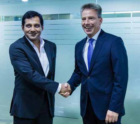 Freuen sich über die Bildung einer strategischen Partnerschaft für den indischen Markt: Ashven Datla, Geschäftsführer von NCL Wintech und Andreas Hartleif, Vorstandsvorsitzender der Veka AG.