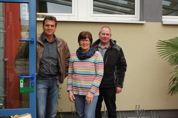 Holger Wunsch (v. l.), Wilka Fachberater Metallbau, Kindergartenleiterin Rita Lunden und Joachim Frey, Brandschutzbeauftragter der Gemeinde an der umgerüsteten Kindergartentür.