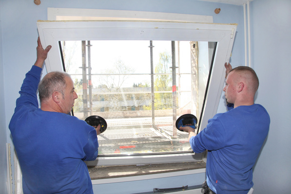 Als Ergänzung zum bewährten bundesweit flächendeckenden Abholsystem, richten sich die nunmehr insgesamt 20 Annahmestellen insbesondere an Montagetrupps und kleinere Handwerksbetriebe, die ausgebaute Fenster auch in Kleinstmengen von unter zehn Fenstern nicht zwischenlagern können.