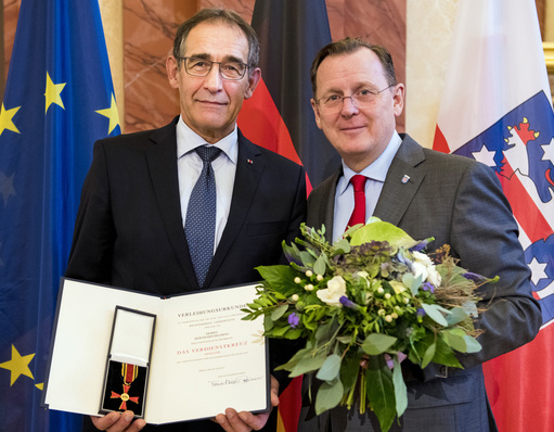 Bernhard Helbing (l.) erhält das Bundesverdienstkreuz am Bande vom thüringischen Ministerpräsidenten Bodo Ramelow.