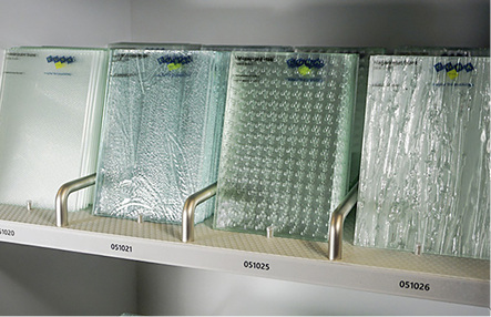 



Mit den angebotenen Glasmustern kann der Verarbeiter für seine Kunden die unterschiedlichsten Glasaufbauten zusammensetzen und im Verkaufsgespräch darstellen.
