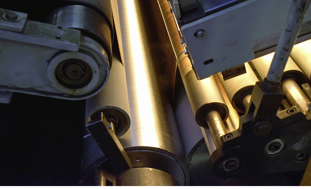 



Im Hornschuch-Werk stehen riesige polierte Walzen, durch deren Spalten die Kunststoffmasse gepresst wird. Am Prozessende erhält die Folie einen hochwertigen Schutz durch einen Acrylatfilm.
