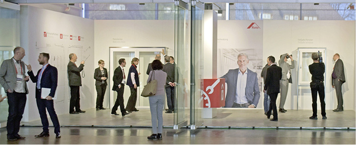 
Auf reges Interesse beim internationalen Fachpublikum stießen die erstmals der Öffentlichkeit präsentierten Neuheiten des NX-Dreh-Kipp-Systems.



