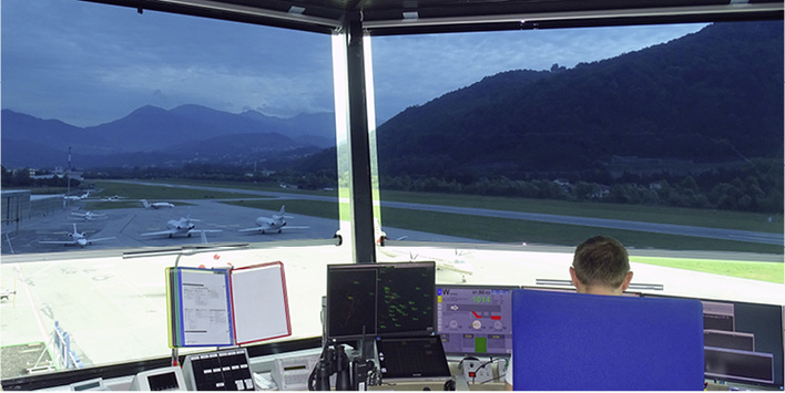 



Optimale Sicht auf das Rollfeld. Mit speziell entwickelter Rollotechnik hat sich der sächsische Hersteller als Partner für die Beschattung von Airport Towern inner- und außerhalb Europas einen Namen gemacht.
