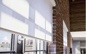 



Die batteriebetriebenen Rollo- und Raffvorhang-Systeme fügen sich harmonisch ins sorgfältig gestaltete Raumbild ein. 
