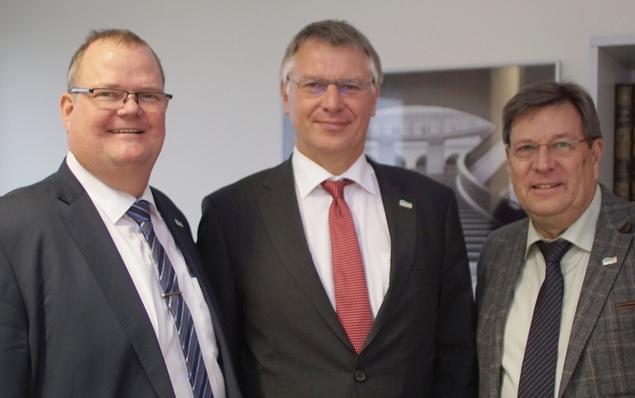 Die beiden Geschäftsführer Frank Koos (l.) und Ulrich Tschorn (r.) mit VFF-Präsident Detlef Timm.