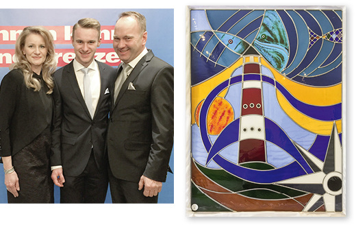 
Dominik Bernecker mit Eltern Claudia und Andreas. Rechts sein Gesellenstück



