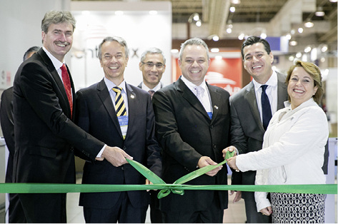 



Lauro Miguel Alttomar (4. v. l.) eröffnete mit den Geschäftsführern der Messe Nürnberg, Messe Stuttgart und NürnbergMesse Brasil die R+T South America 2016.

