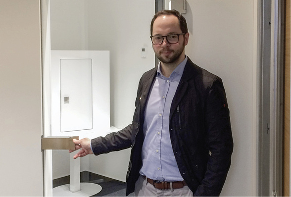 



Eugen Born präsentiert das neue Smart Entrance für die Glastür.
