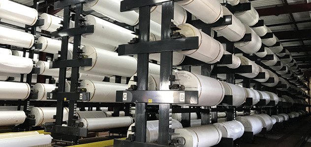 



Ballen über Ballen über Ballen: Das gewebte Grundmaterial für die Soltisgewebe in seinen verschiedenen Qualitäten wird vor der Weiterverarbeitung zwischengelagert. 
