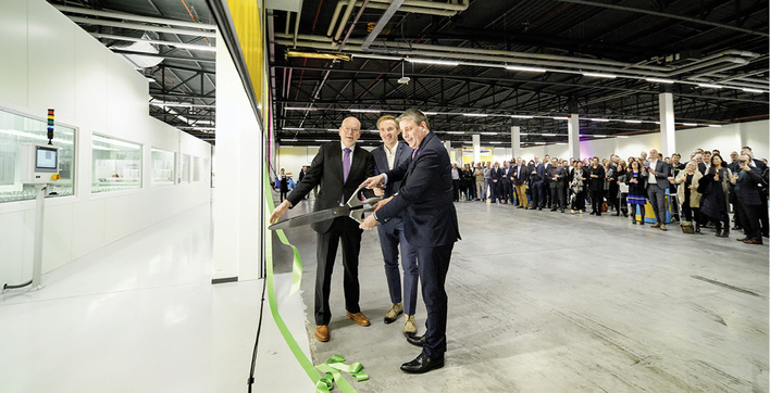 
Jetzt startet die Produktion (v. l.): Piet Wijman, Stadt Veldhoven; Casper van Oosten, Managing Director der neuen Produktion und Kai Beckmann, CEO Performance Materials und Mitglied der Geschäftsleitung von Merck



