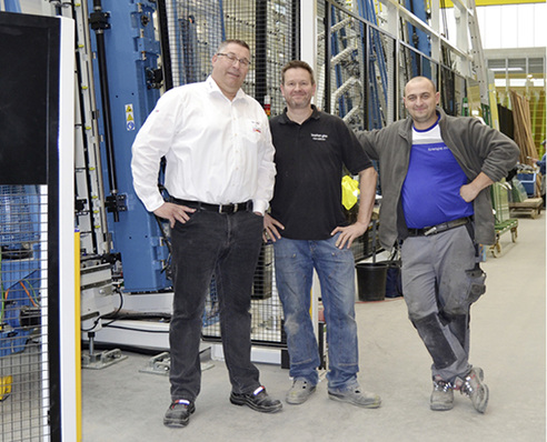 



v.l. Udo Hornung von Pro-Glas, Isophon GF Torsten Bold und Zuschnittleiter Eduard Gerhardt vor der Forel VSG-Schneidanlage, die kürzlich in Betrieb genommen wurde.
