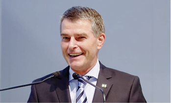 
Der neue und alte Bundesinnungsmeister des Glaserhandwerks heißt Martin Gutmann.



