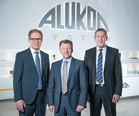 Klaus Braun, Geschäftsführer Alukon KG, Thomas Burghardt, Geschäftsführer Schlotterer rollcom, und Jörn Wilberg, Vertriebsleiter bei Alukon, (v.l.n.r.) freuen sich über die Zusammenlegung der Marken Alukon und Schlotterer rollcom und die Chancen, die sich damit für die Unternehmen bieten.