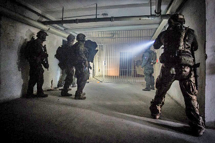 Eine mit einer Sprengfalle gesicherte Tür versperrt den Weg. Für die Kommandosoldaten des KSK kein Grund den Zugriff abzubrechen.