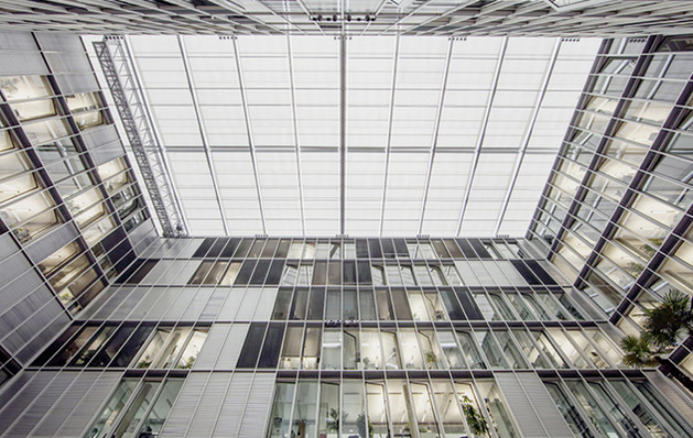 



Bei der Beschattung von Dachflächen auf hohen Gebäuden bleibt wegen Wind, Sturm, Regen und Schnee meist nur die Alternative des innen liegenden Sonnenschutzes.
