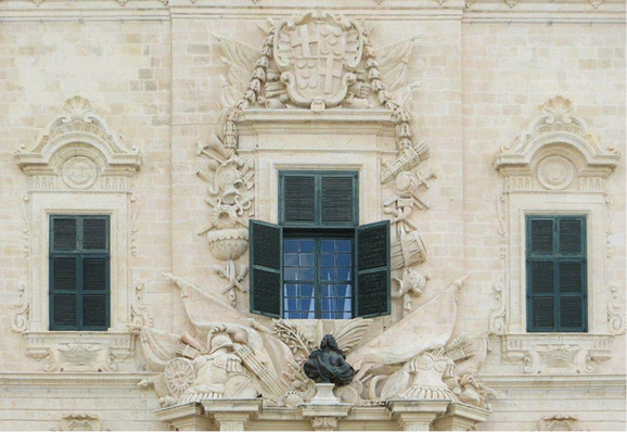 



Klappläden aus Holz können im Denkmalschutzbereich meist ohne größere Probleme nachgebaut und passend lackiert werden und stellen so eine gut lösbare Aufgabe für Fachbetriebe dar.
