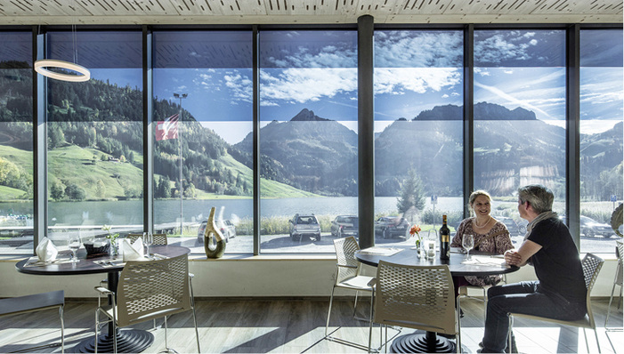 



Auch in der Hostellerie am Schwarzsee in der Schweiz sorgen die schaltbaren Sage-Gläser für Sonnenschutz im Glas.
