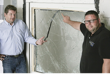 



Alexander Dupp (r.) mit Redakteur Camillo Kluge an einem Prüfstand.
