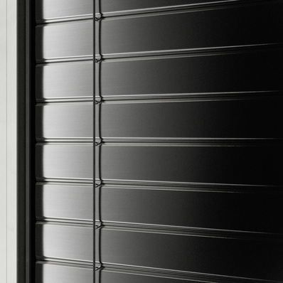 In der Endleiste wird durch eine zusätzliche Mechanik über die Rollenwagen die Hochschiebehemmung des Raffstores realisiert.