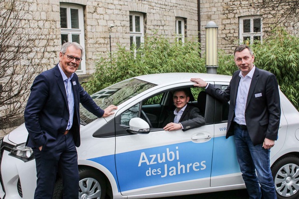 Azubi des Jahres wurde Kai Schober aus Gießen, der jetzt das Azubi-des-Jahres-Autos für ein Jahr nutzen darf. Links im Bild Hermann Schüller, Geschäftsführender Gesellschafter der Semcoglas-Gruppe.