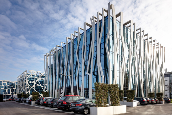 Der impossante gläserne Bürobau bietet viel Komfort durch die natürliche Belichtung und Belüftung der Arbeitsplätze.