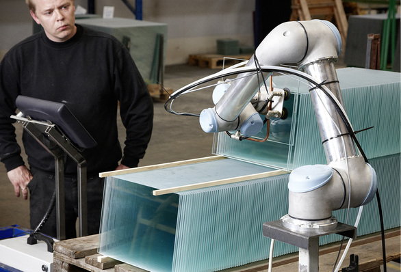 
Eine Schutzumhausung entfällt beim Einsatz der kollaborierenden Roboter von UR. Nach erfolgreich abgeschlossener Risikobeurteilung können sie unmittelbar neben dem Menschen arbeiten.



