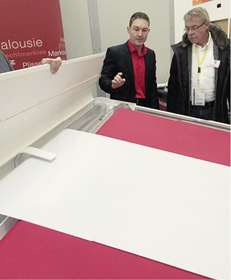 



Reflexa-Technikleiter Adrian Lührmann erklärt Jurymitglied Bernd Seybold die Funktion der Anlage.
