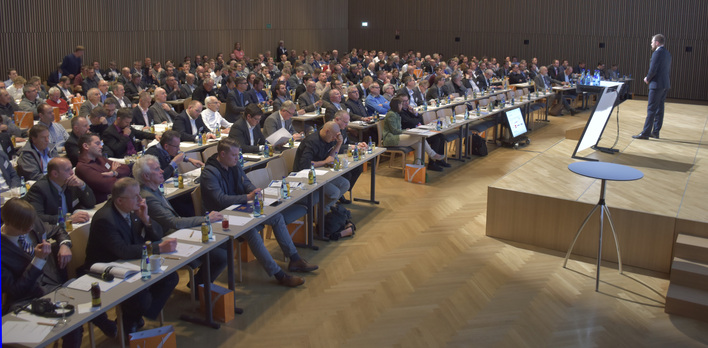 Der Tagungssaal in Alpbach bei Innsbruck war voll besetzt.