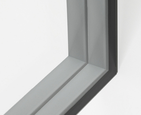 Die schaumstoffbasierten Edgetech-Spacer können mittels Roboter millimetergenau parallel appliziert werden. Das gilt auch für komplexe Aufbauten wie Stufen-Isolierglas und 4-fach-ISO.