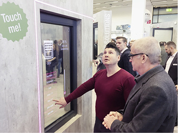 
Ein großes Thema auf der Messe: Das smarte, intelligente Fenster – hier auf dem Stand von Rehau.



