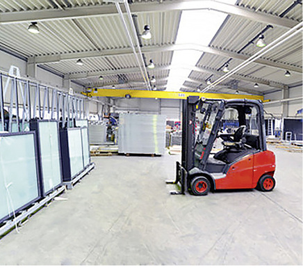 



Beim Transport von Glasscheiben in der Produktion oder im Lager kommt es besonders auch auf die Fähigkeiten und Erfahrung des Fahrers an.
