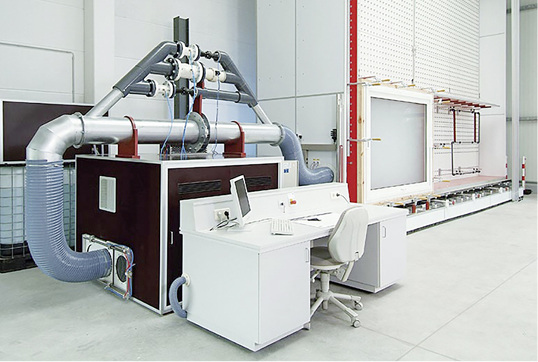 
Ein großer Prüfstand erlaubt die eingehende Prüfung diverser Funktionen des Fensters. 



