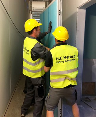 Teckentrup bietet den Vertrage-Service für Türen jetzt bis zum Einbauort. Der Transport erfolgt in Kooperation mit einem spezialisierten Speditionsunternehmen.