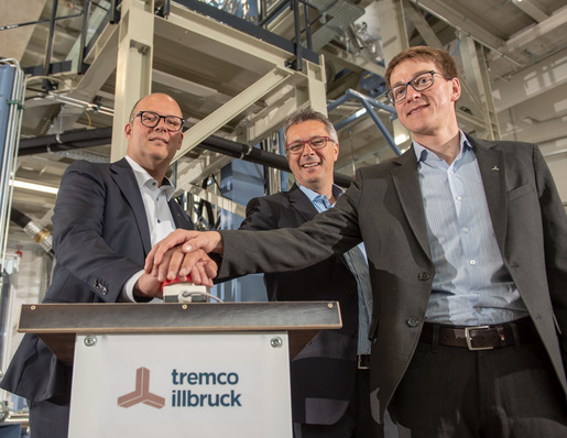 Bernd Schürmann, Operations Manager der Zweigniederlassung Traunreut, Reiner Eisenhut, CEO & Managing Director der tremco illbruck Group GmbH und Dr. Sebastian Patzig, Chemiker Technischer Leiter und Leiter der Qualitätssicherung in Traunreut, starten den neuen Mischer mit dem roten Button.