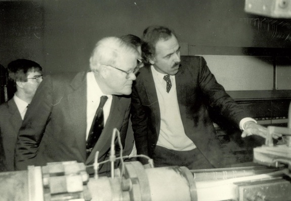 Per “Management-Buy-out“ gründet Manfred J. Seitz im Oktober 1982 zusammen mit 27 Mitarbeitern und sechs Extrudern die aluplast GmbH in Ettlingen bei Karlsruhe.