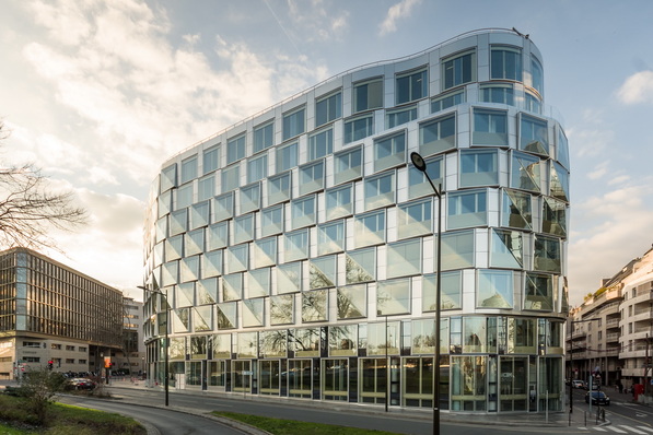 Die 150 m lange hinterlüftete Vorsatz-Elementfassade orientiert sich nach Süden und Westen zum Fluss hin.