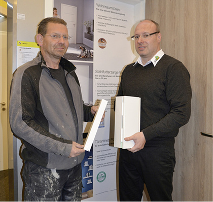 



Dirk Ulbrich (r.), Spartenleiter Bauelemente und Baubeschläge bei Holz Possling, und Reinhardt Brachmann, Bauleiter bei Virginia, sehen bei der VarioFix Zarge von Hörmann insbesondere die Vorteile in der Flexibilität und der schnellen Montage. 
